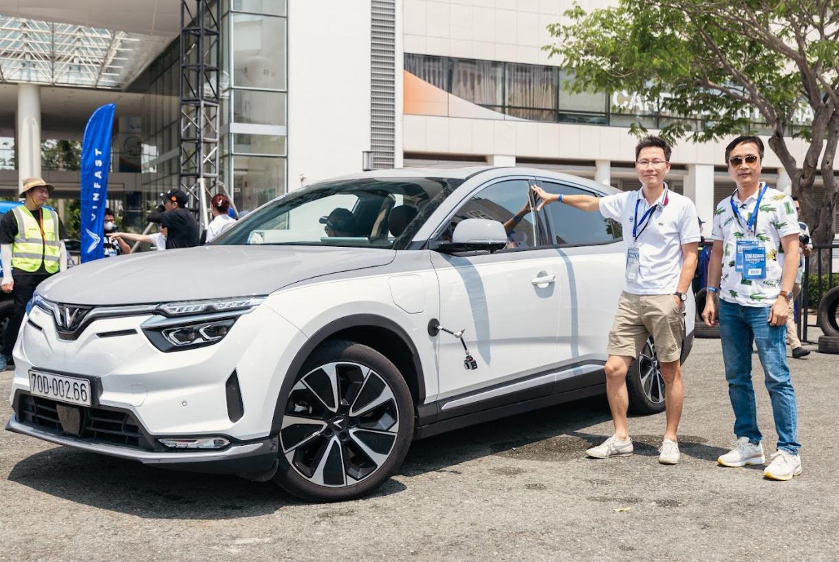 Chạy VinFast VF 8 vượt dốc cao, lội hố nước, người lái chia sẻ: ‘Không ngờ một mẫu SUV gia đình có thể đi như xe địa hình’ - Ảnh 1