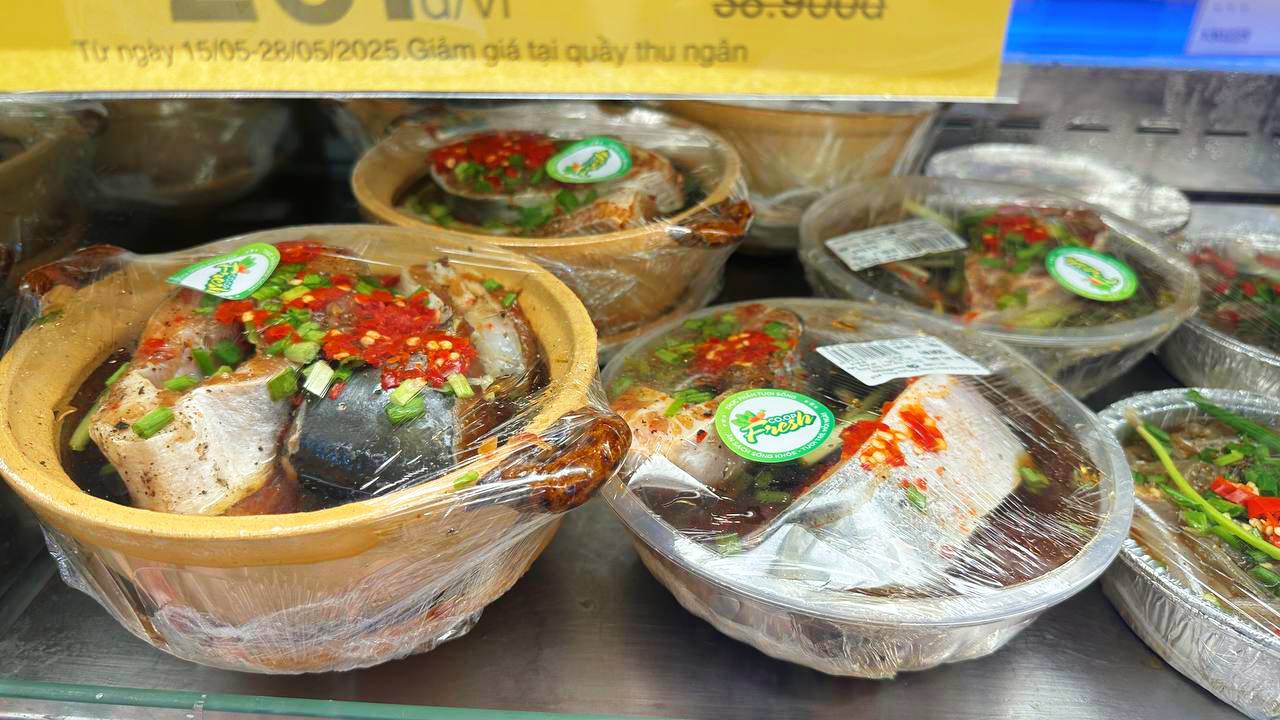 Cận cảnh nồi cá kho chỉ 40k gây sốt ở TPHCM, khách hí hửng vì "quá hời" nhưng ai ngờ ngập trong biển muối - Ảnh 1