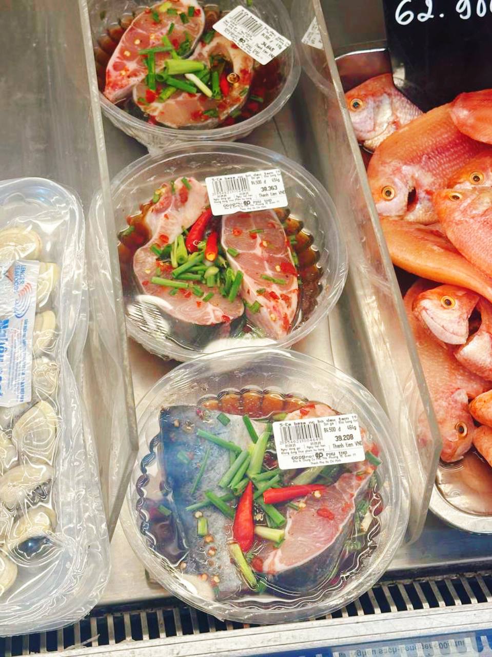 Cận cảnh nồi cá kho chỉ 40k gây sốt ở TPHCM, khách hí hửng vì "quá hời" nhưng ai ngờ ngập trong biển muối - Ảnh 2