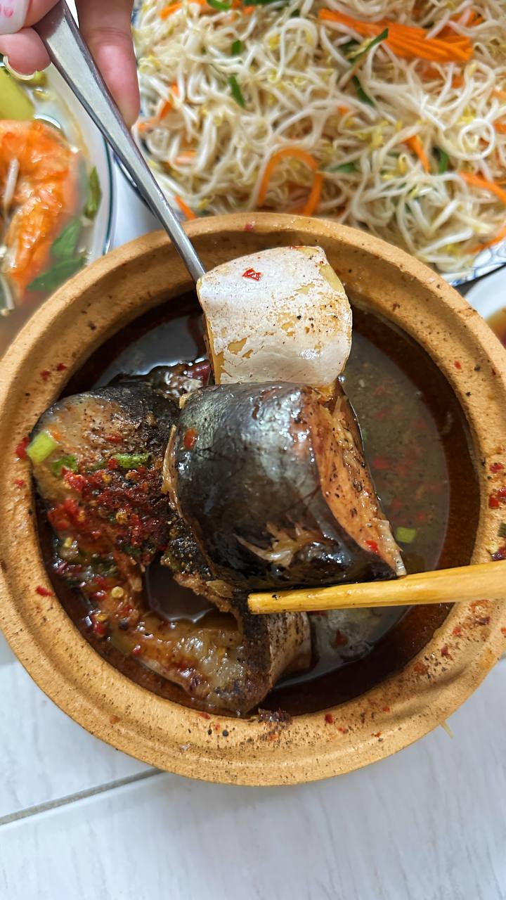 Cận cảnh nồi cá kho chỉ 40k gây sốt ở TPHCM, khách hí hửng vì "quá hời" nhưng ai ngờ ngập trong biển muối - Ảnh 11