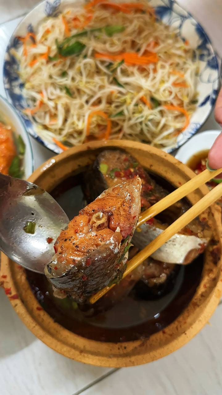 Cận cảnh nồi cá kho chỉ 40k gây sốt ở TPHCM, khách hí hửng vì "quá hời" nhưng ai ngờ ngập trong biển muối - Ảnh 10