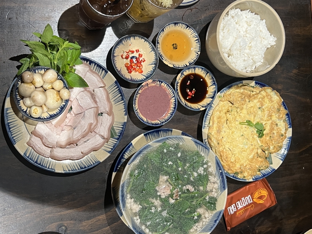 Chưa hết drama về giá “chặt chém”, Cơm Quê Dượng Bầu tiếp tục gây bức xúc vì khiến thực khách cảm thấy bị “giễu cợt” - Ảnh 3