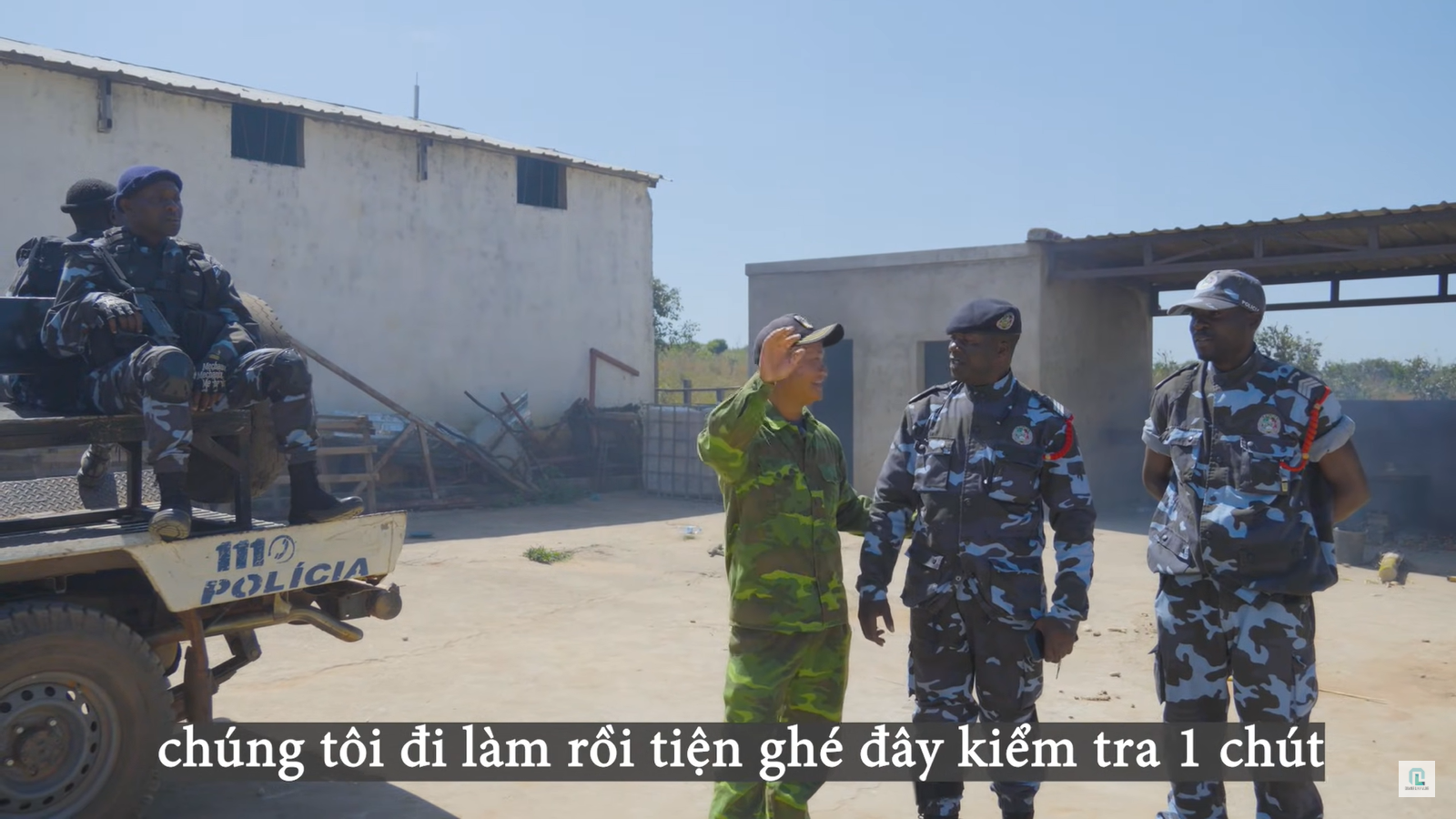 Cảnh sát bất ngờ đến trang trại team Quang Linh châu Phi, chuyện gì đã xảy ra? - Ảnh 1