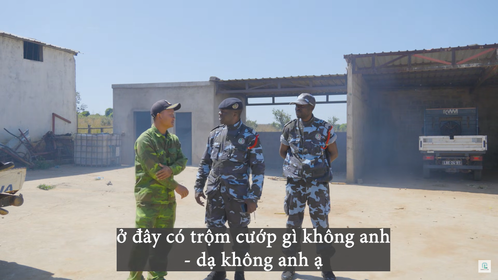 Cảnh sát bất ngờ đến trang trại team Quang Linh châu Phi, chuyện gì đã xảy ra? - Ảnh 2