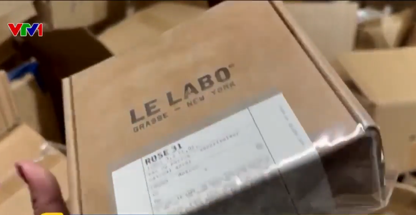 Phát hiện kho hàng nghi giả nước hoa LV, Lelabo giữa phố cổ Hà Nội - Ảnh 2