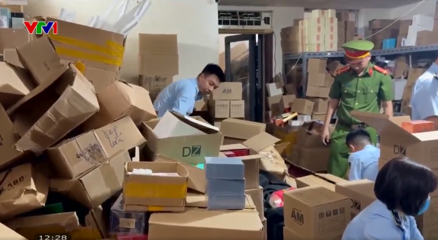 Phát hiện kho hàng nghi giả nước hoa LV, Lelabo giữa phố cổ Hà Nội - Ảnh 3