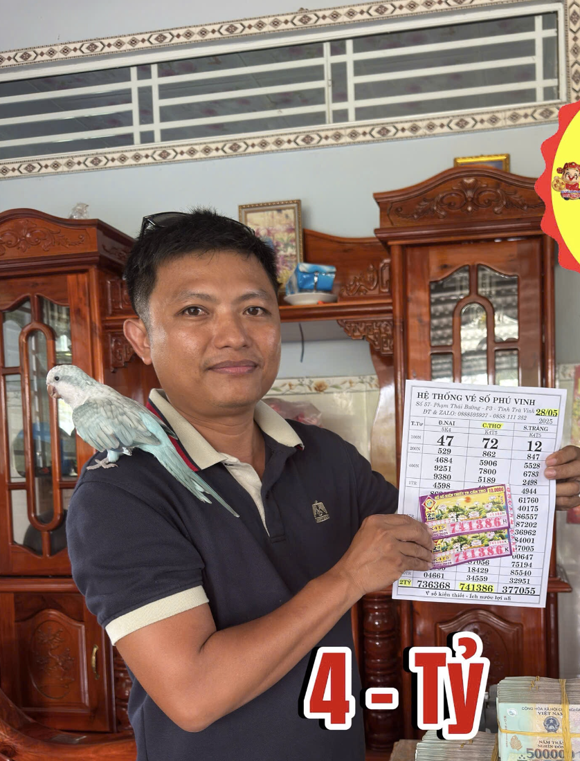 Người đàn ông hái dừa thuê ở Cần Thơ trúng 2 tờ vé số độc đắc gọi đại lý từ Trà Vinh sang đổi - Ảnh 1