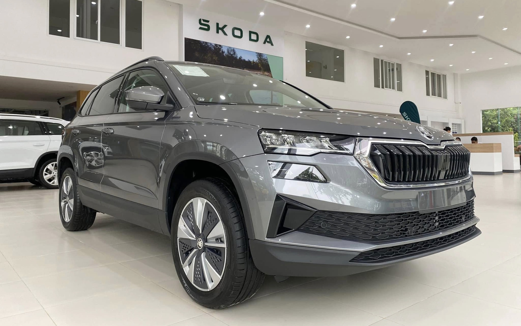 Skoda Karoq giảm giá kỷ lục còn 749 đồng triệu tại đại lý, rẻ hơn Yaris Cross, người mua phải đánh đổi một điều - Ảnh 2