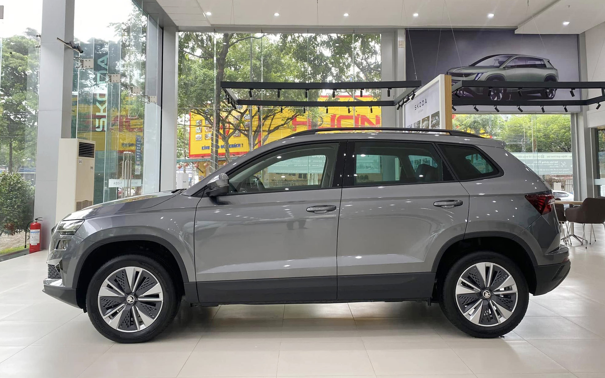 Skoda Karoq giảm giá kỷ lục còn 749 đồng triệu tại đại lý, rẻ hơn Yaris Cross, người mua phải đánh đổi một điều - Ảnh 3