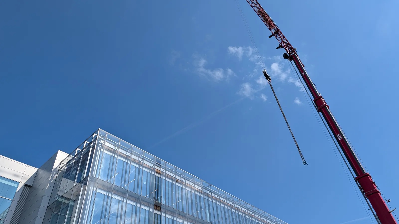 Bên trong "phòng tra tấn" iPhone bí mật của Apple tại Ireland - Ảnh 1