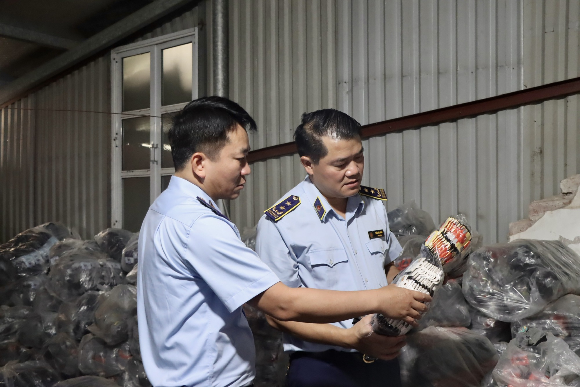 Bất ngờ kiểm tra ở La Phù, phát hiện 10.000 đôi tất giả thương hiệu nổi tiếng - Ảnh 2