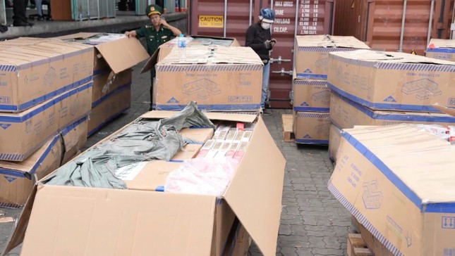 Tóm gọn 2 container thuốc lá lậu sắp xuất nước ngoài - Ảnh 2