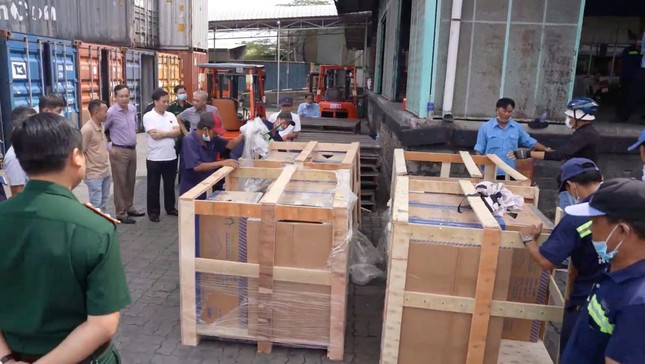 Tóm gọn 2 container thuốc lá lậu sắp xuất nước ngoài - Ảnh 1