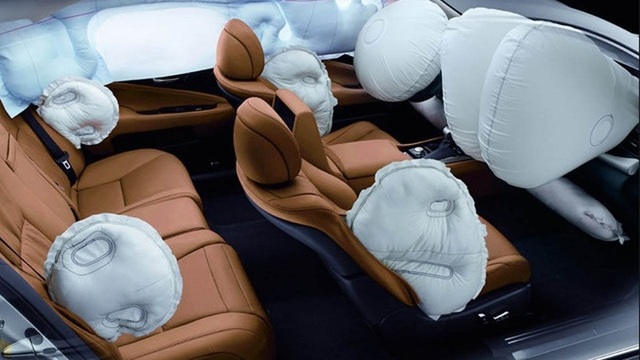 Tránh 2 người 'say rượu', VinFast VF 6 tông gãy cột đường rồi rớt hố: Tình trạng người lái gây bất ngờ - Ảnh 4