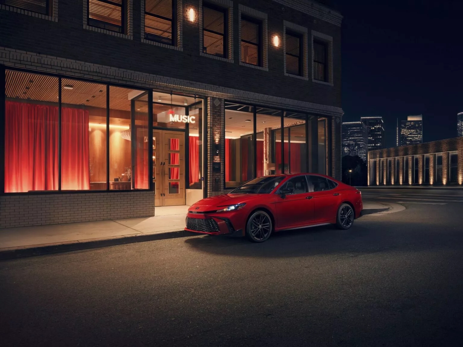 Toyota Camry 2026 bổ sung phiên bản bóng đêm huyền bí: 'Xe doanh nhân' nay cá tính hơn từ ngoài vào trong, động cơ không đổi - Ảnh 1