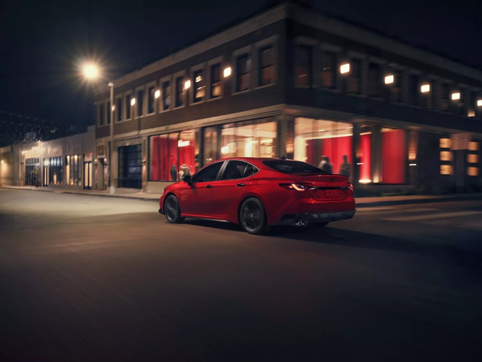 Toyota Camry 2026 bổ sung phiên bản bóng đêm huyền bí: 'Xe doanh nhân' nay cá tính hơn từ ngoài vào trong, động cơ không đổi - Ảnh 2