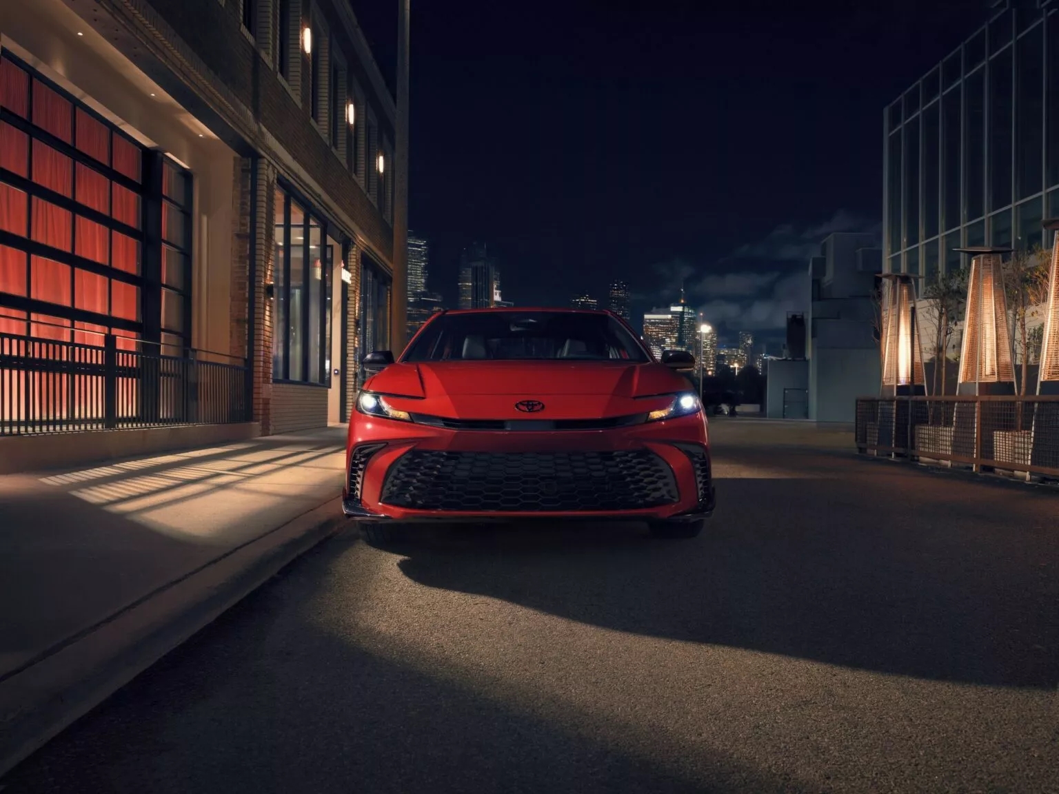 Toyota Camry 2026 bổ sung phiên bản bóng đêm huyền bí: 'Xe doanh nhân' nay cá tính hơn từ ngoài vào trong, động cơ không đổi - Ảnh 3