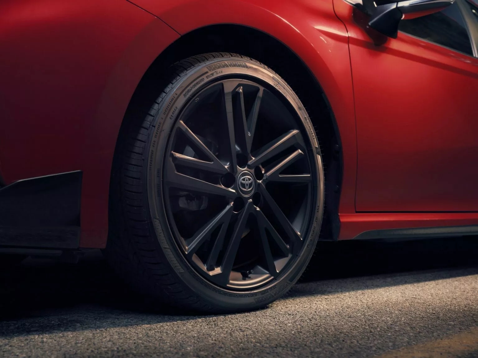 Toyota Camry 2026 bổ sung phiên bản bóng đêm huyền bí: 'Xe doanh nhân' nay cá tính hơn từ ngoài vào trong, động cơ không đổi - Ảnh 4