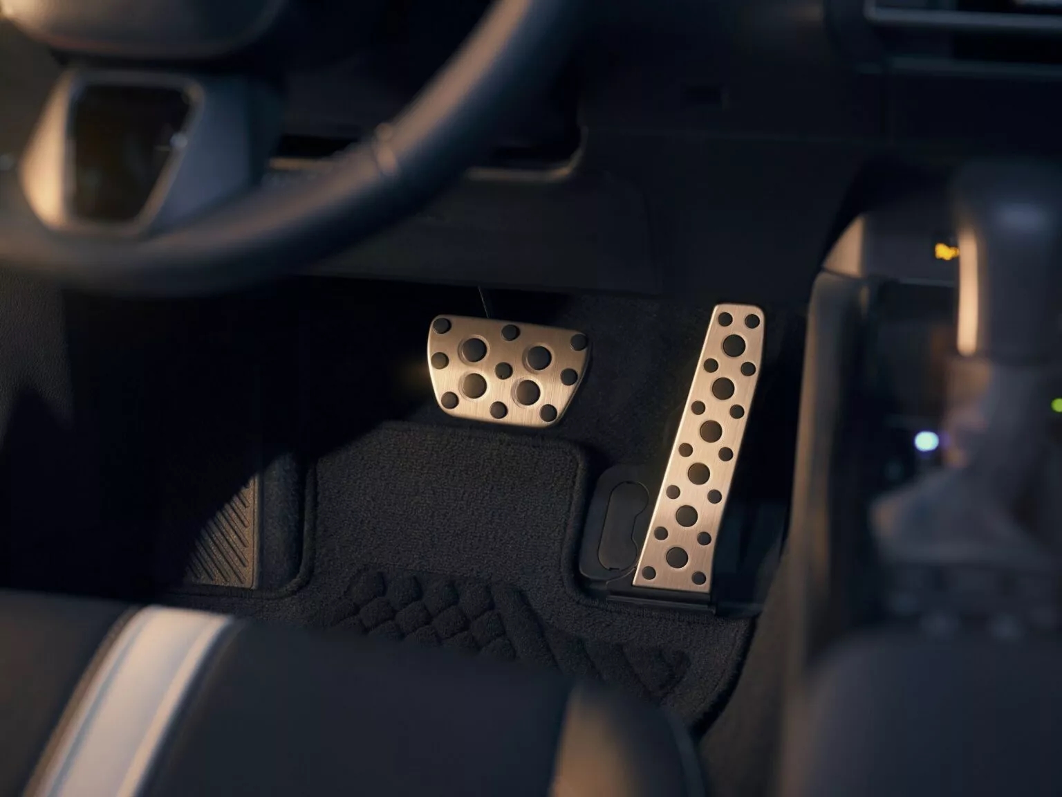 Toyota Camry 2026 bổ sung phiên bản bóng đêm huyền bí: 'Xe doanh nhân' nay cá tính hơn từ ngoài vào trong, động cơ không đổi - Ảnh 6