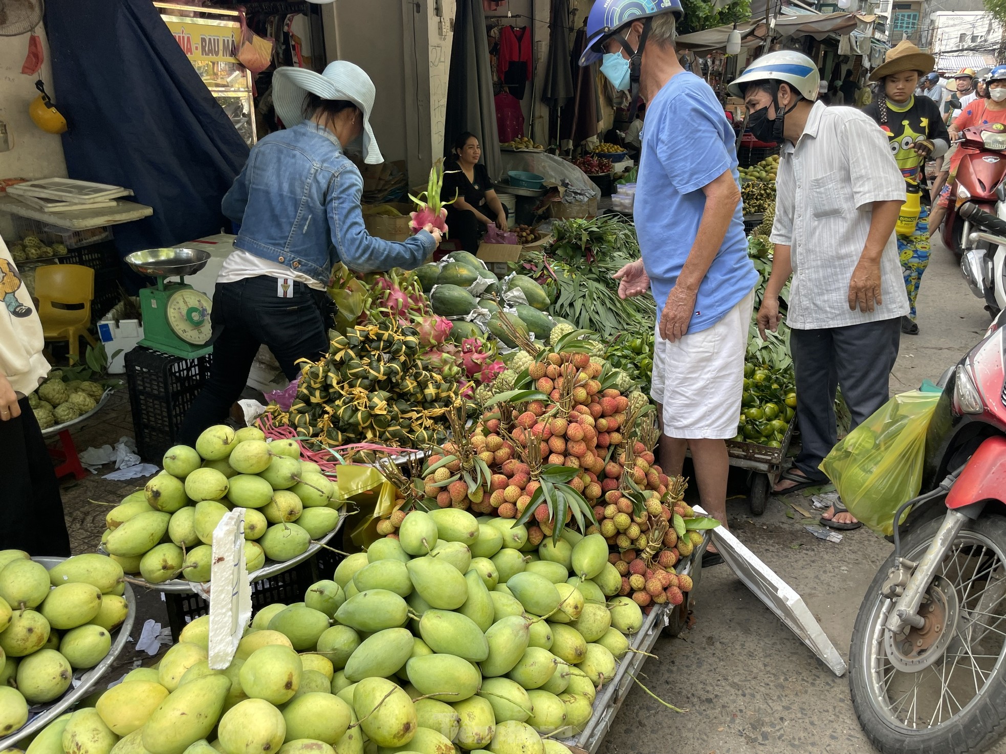 Người dân xếp hàng dài từ sáng sớm chờ mua heo, vịt quay cúng Tết Đoan Ngọ - Ảnh 5
