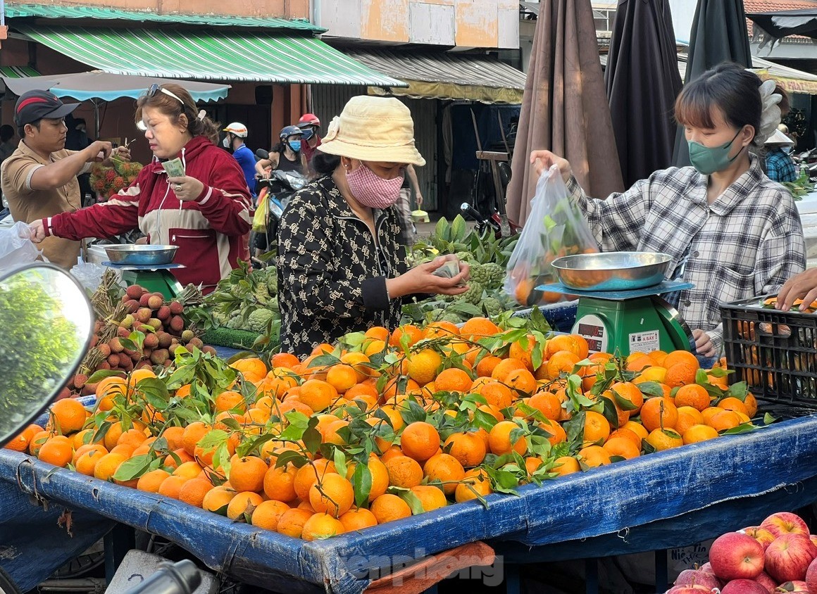 Người dân xếp hàng dài từ sáng sớm chờ mua heo, vịt quay cúng Tết Đoan Ngọ - Ảnh 6