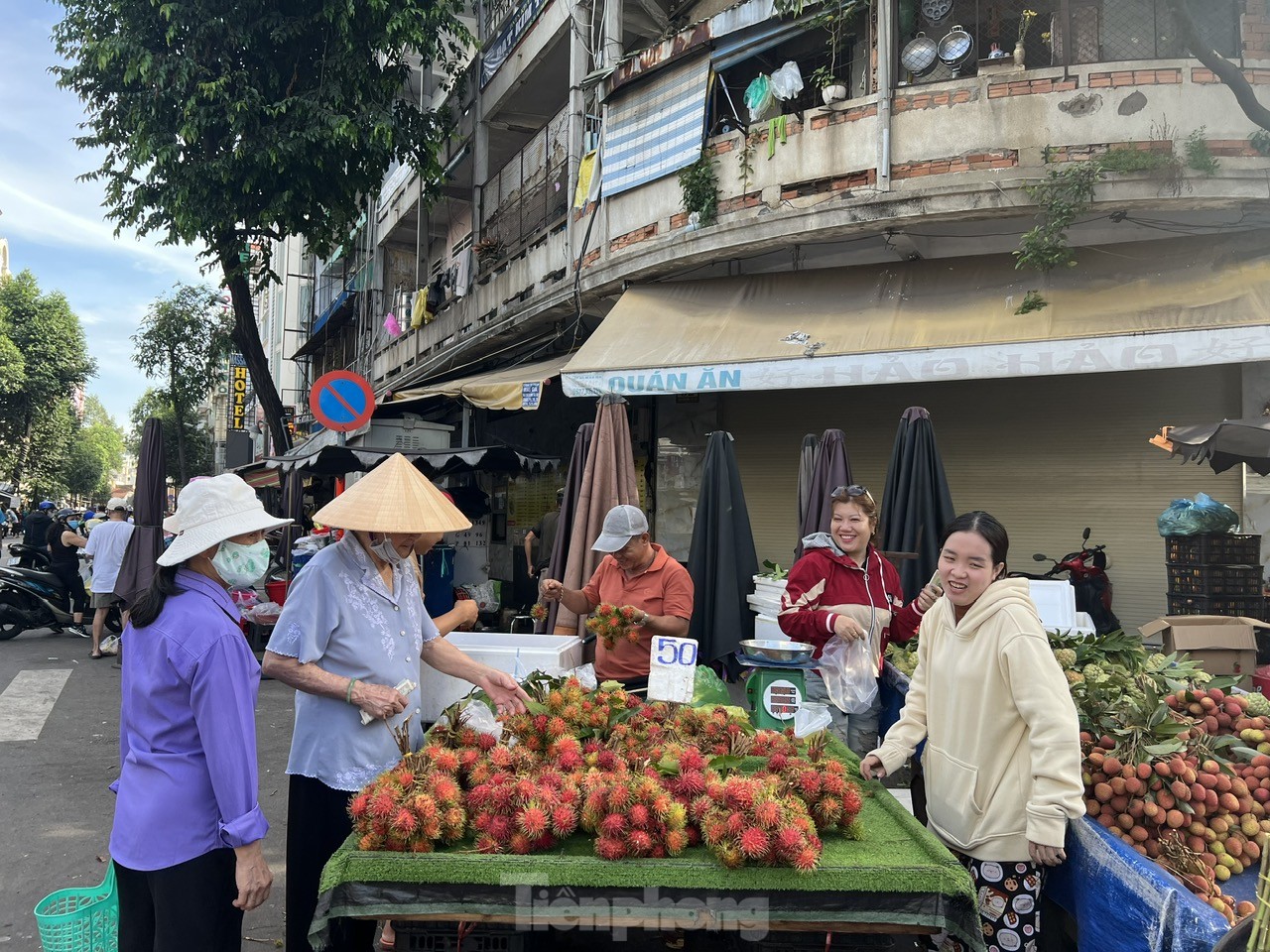 Người dân xếp hàng dài từ sáng sớm chờ mua heo, vịt quay cúng Tết Đoan Ngọ - Ảnh 7