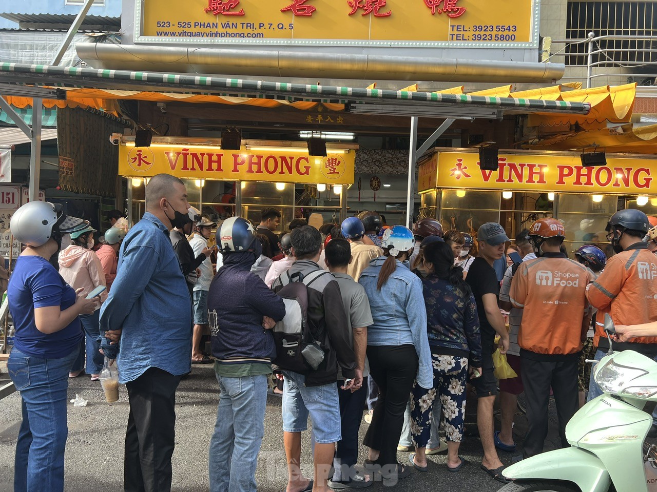 Người dân xếp hàng dài từ sáng sớm chờ mua heo, vịt quay cúng Tết Đoan Ngọ - Ảnh 9