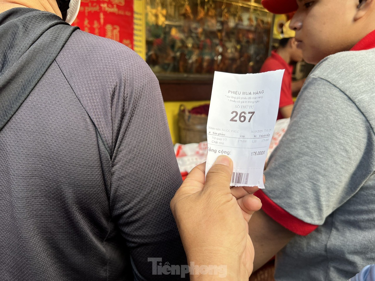 Người dân xếp hàng dài từ sáng sớm chờ mua heo, vịt quay cúng Tết Đoan Ngọ - Ảnh 11