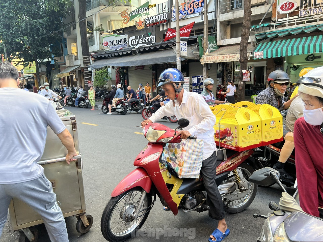 Người dân xếp hàng dài từ sáng sớm chờ mua heo, vịt quay cúng Tết Đoan Ngọ - Ảnh 13