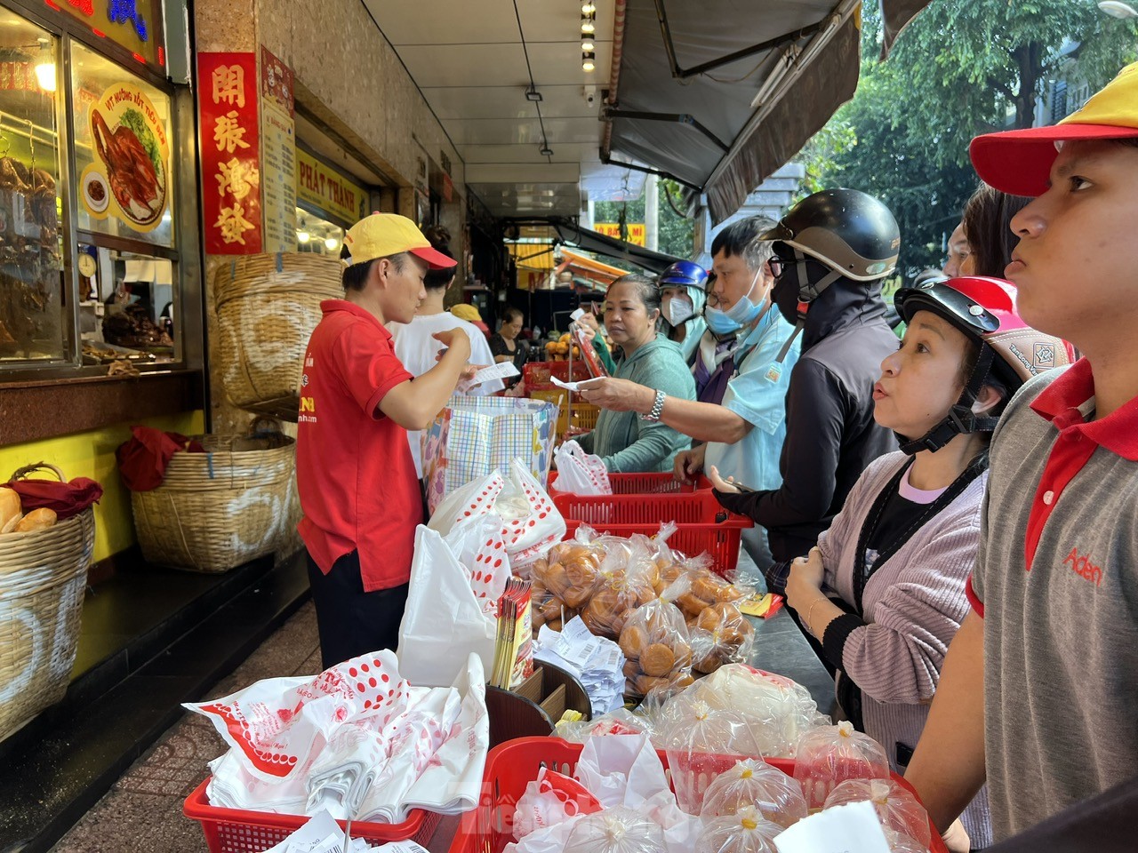 Người dân xếp hàng dài từ sáng sớm chờ mua heo, vịt quay cúng Tết Đoan Ngọ - Ảnh 12