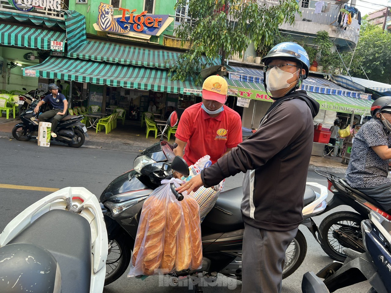 Người dân xếp hàng dài từ sáng sớm chờ mua heo, vịt quay cúng Tết Đoan Ngọ - Ảnh 14