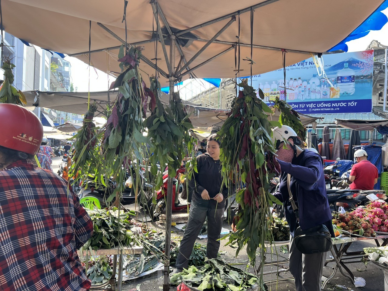 Người dân xếp hàng dài từ sáng sớm chờ mua heo, vịt quay cúng Tết Đoan Ngọ - Ảnh 4