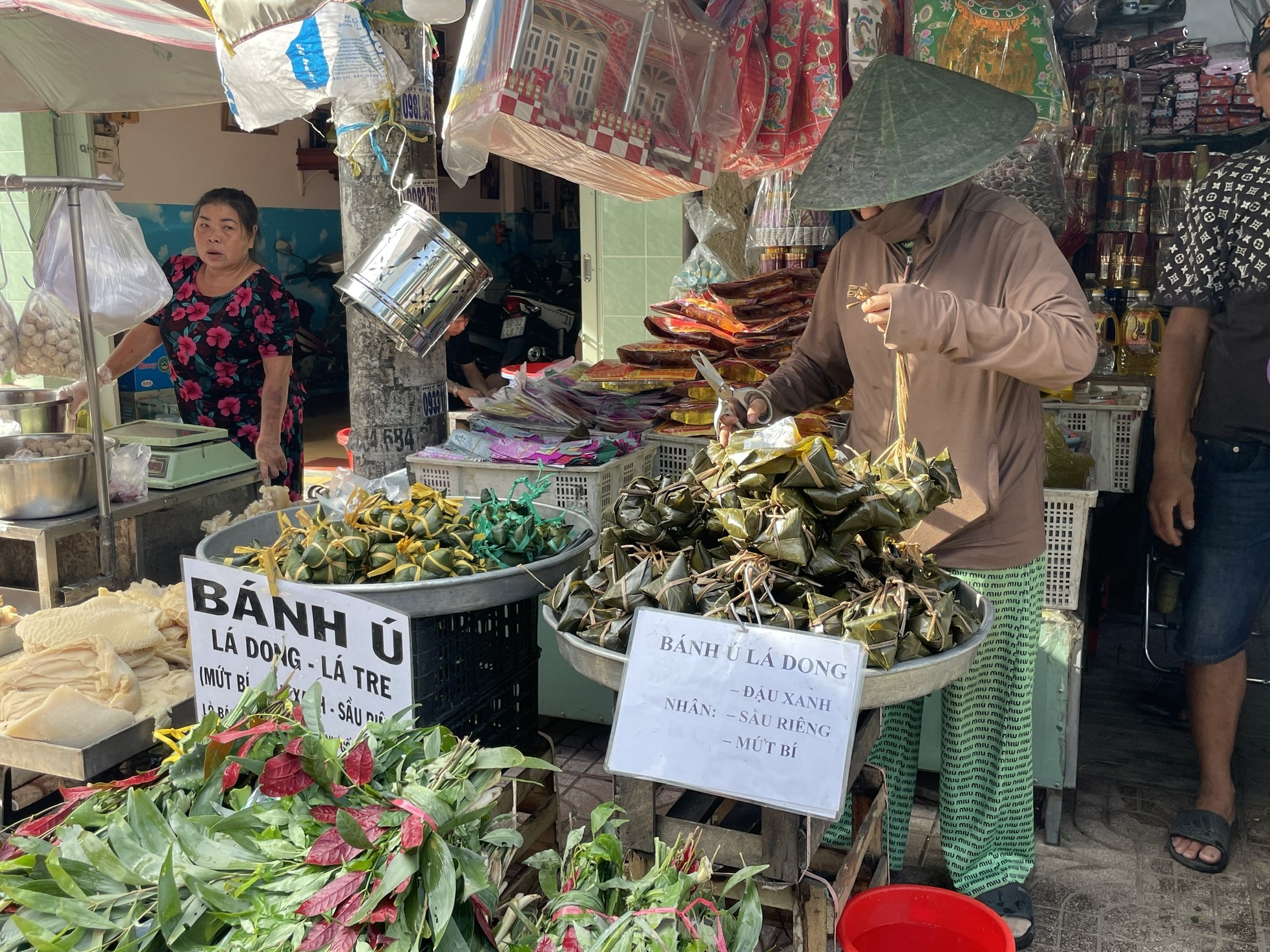 Người dân xếp hàng dài từ sáng sớm chờ mua heo, vịt quay cúng Tết Đoan Ngọ - Ảnh 2