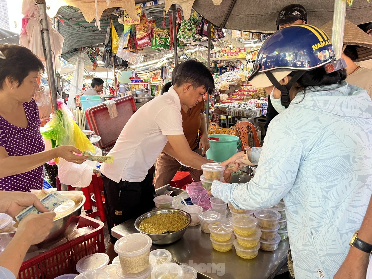 Người dân xếp hàng dài từ sáng sớm chờ mua heo, vịt quay cúng Tết Đoan Ngọ - Ảnh 15