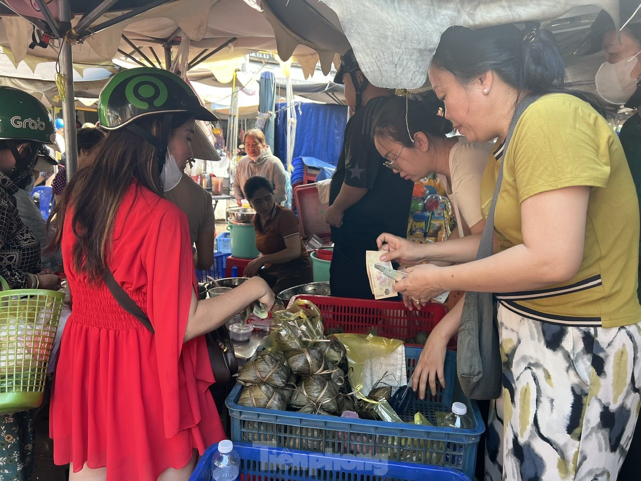 Người dân xếp hàng dài từ sáng sớm chờ mua heo, vịt quay cúng Tết Đoan Ngọ - Ảnh 17