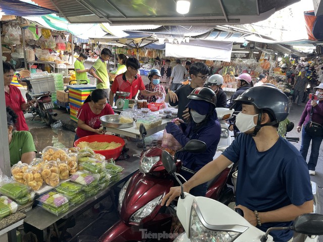 Người dân xếp hàng dài từ sáng sớm chờ mua heo, vịt quay cúng Tết Đoan Ngọ - Ảnh 1