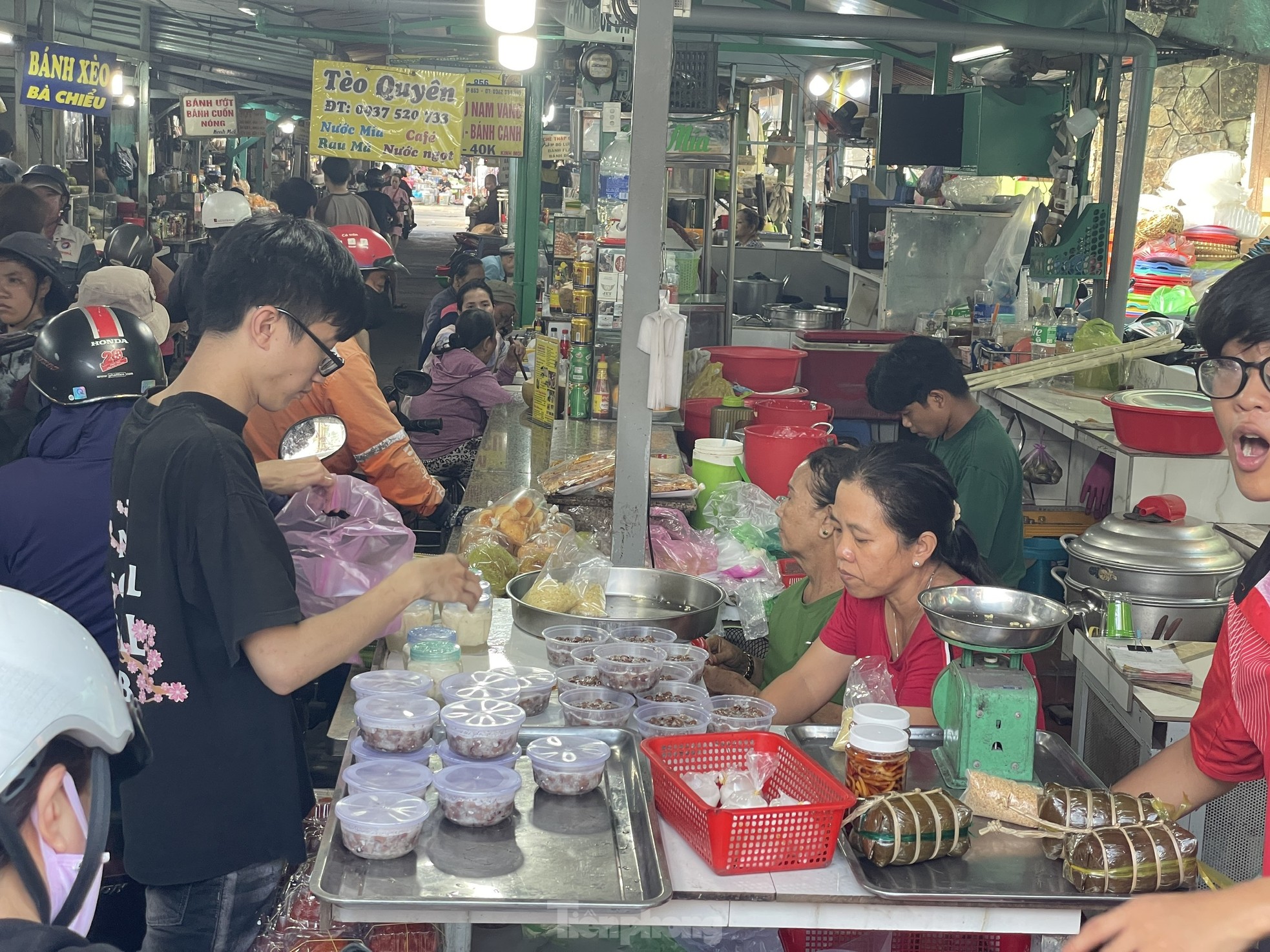 Người dân xếp hàng dài từ sáng sớm chờ mua heo, vịt quay cúng Tết Đoan Ngọ - Ảnh 16