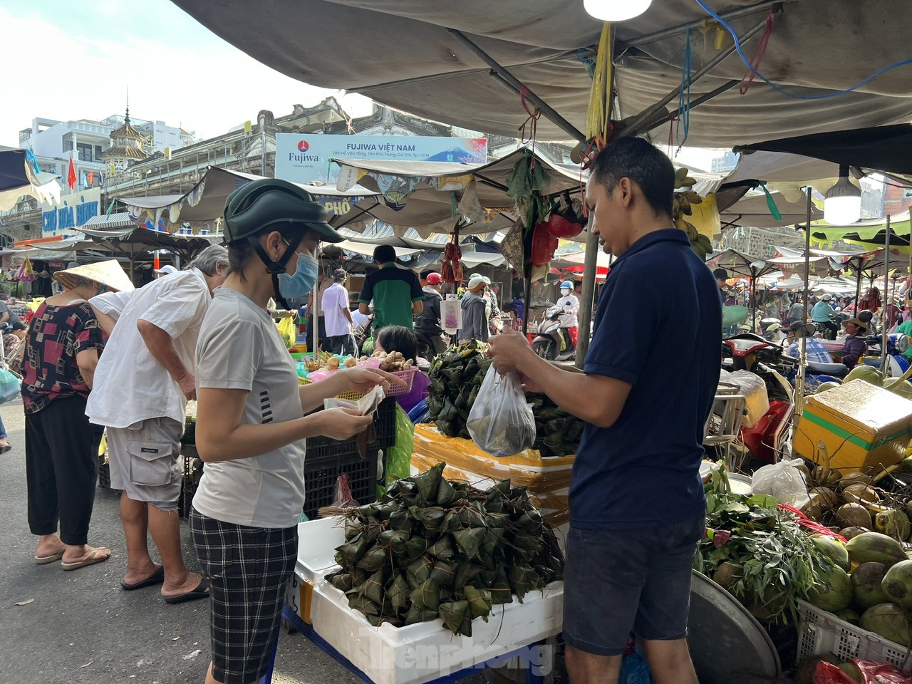 Người dân xếp hàng dài từ sáng sớm chờ mua heo, vịt quay cúng Tết Đoan Ngọ - Ảnh 3