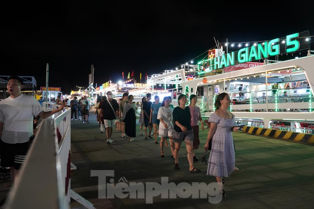 ‘Bỏng tay’ giá vé du thuyền xem pháo hoa Đà Nẵng - Ảnh 2