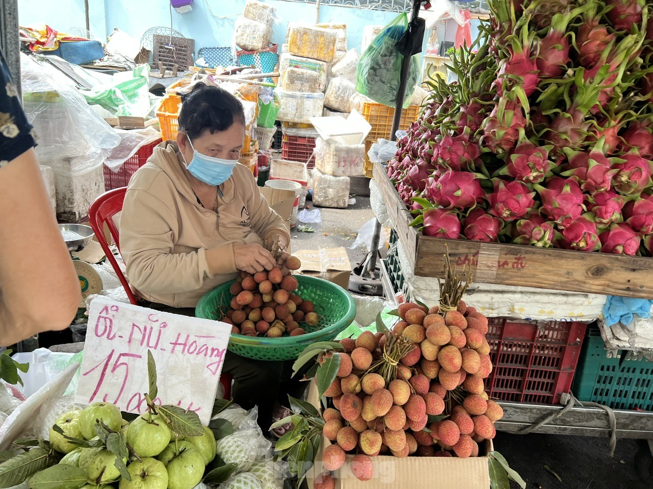 Vải thiều vào vụ, giá rẻ bất ngờ - Ảnh 3
