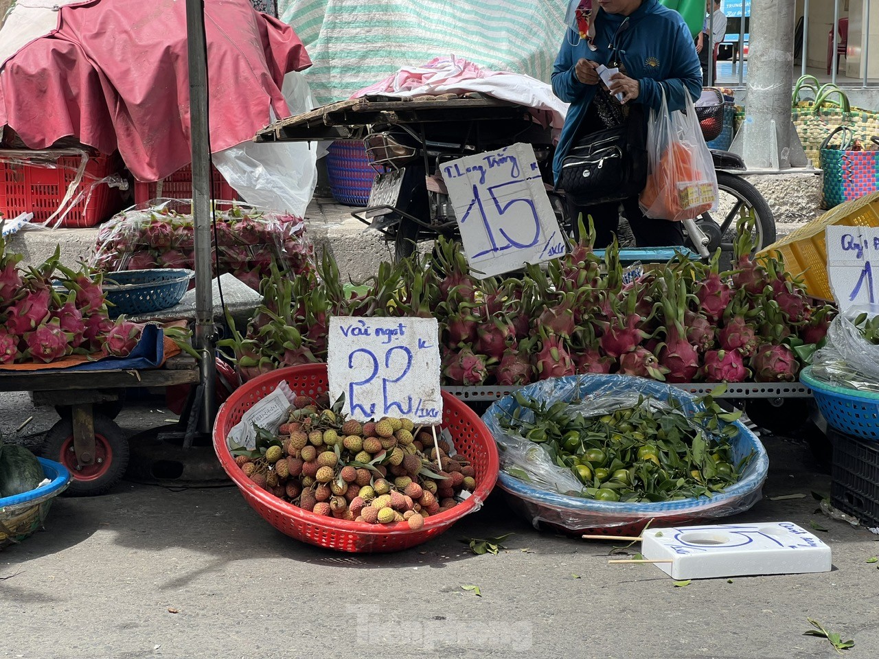 Vải thiều vào vụ, giá rẻ bất ngờ - Ảnh 7