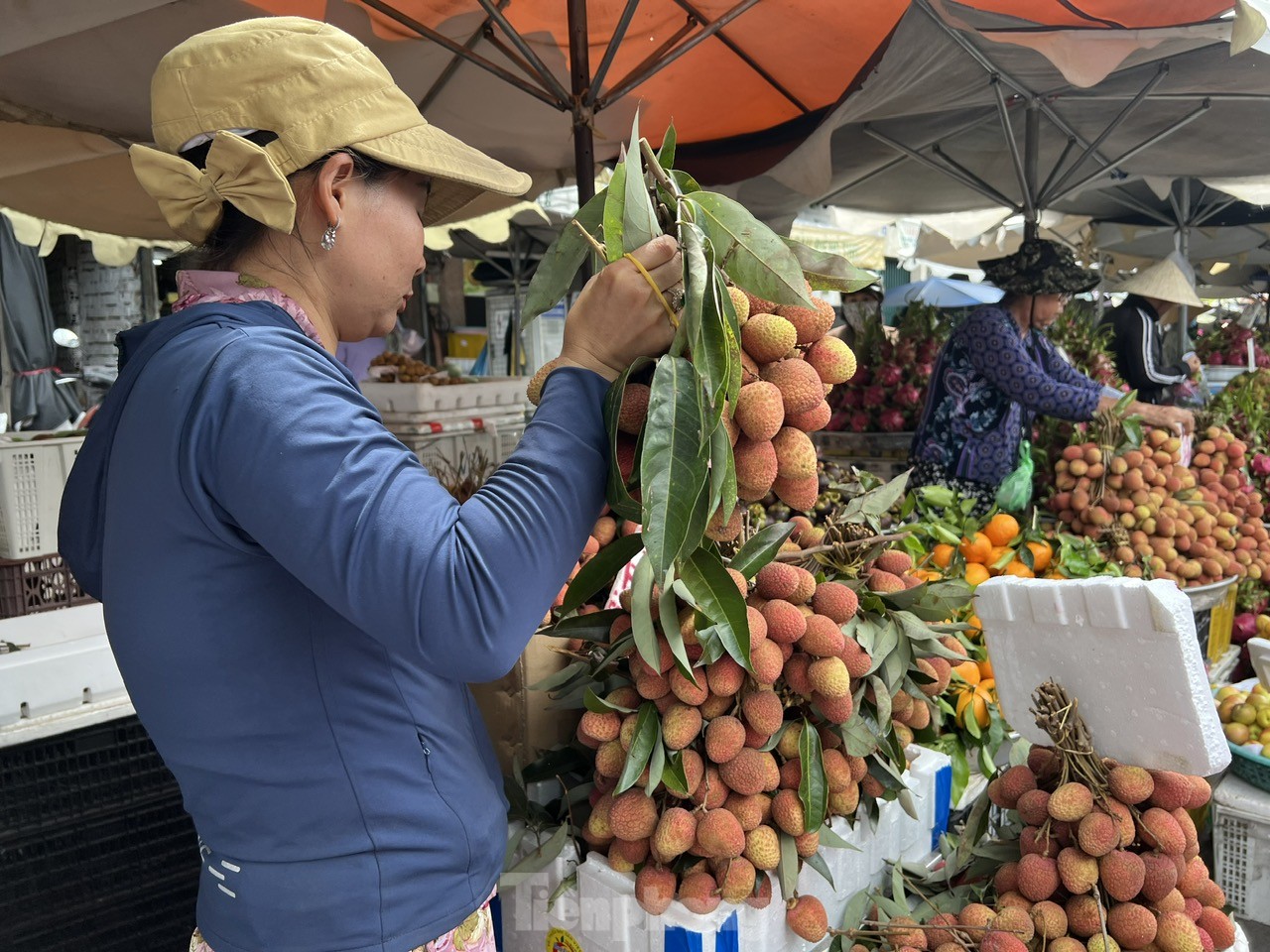 Vải thiều vào vụ, giá rẻ bất ngờ - Ảnh 2