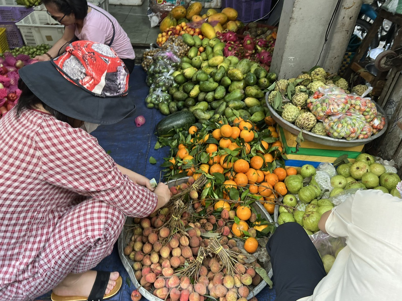 Vải thiều vào vụ, giá rẻ bất ngờ - Ảnh 6