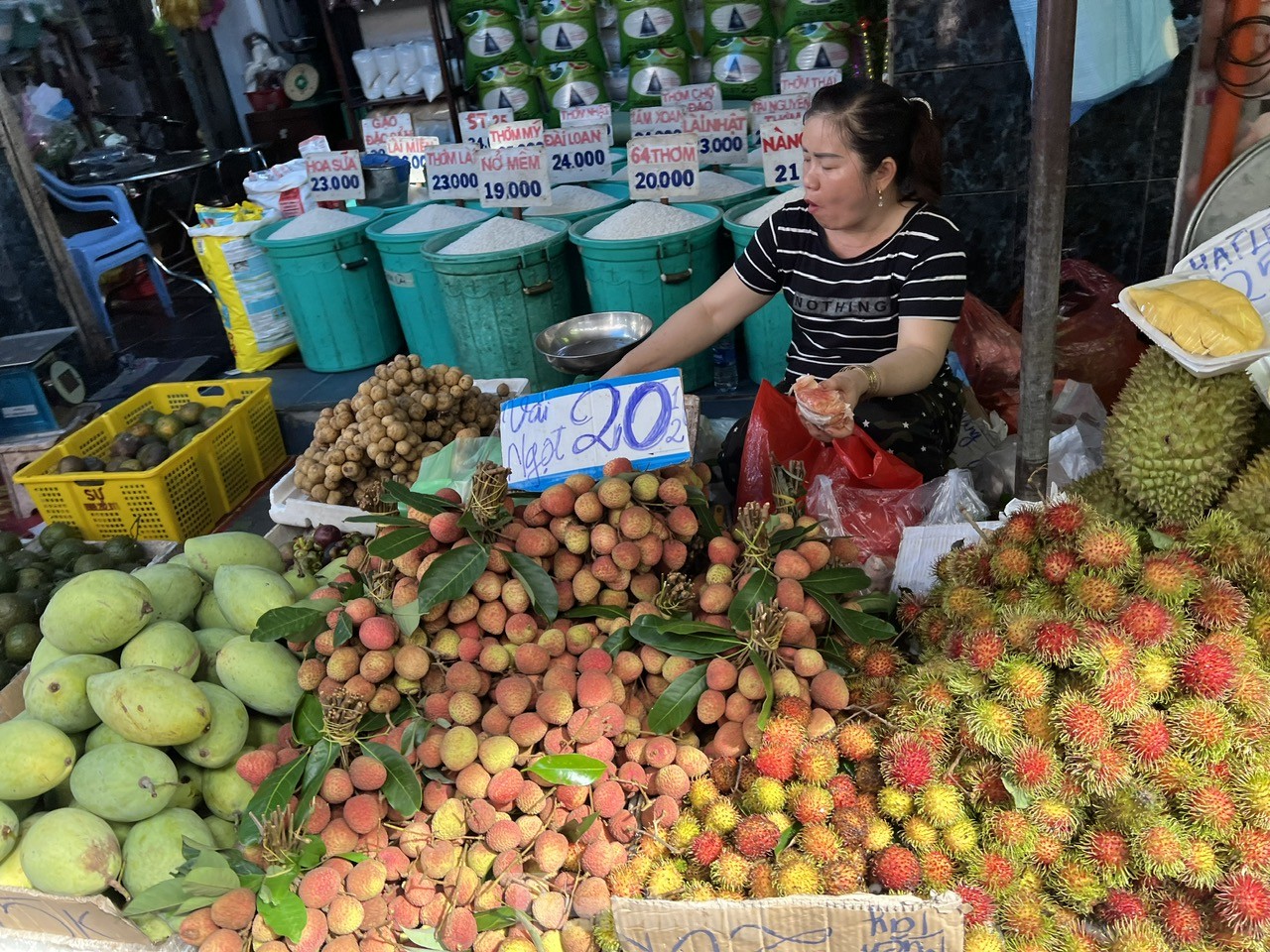 Vải thiều vào vụ, giá rẻ bất ngờ - Ảnh 11