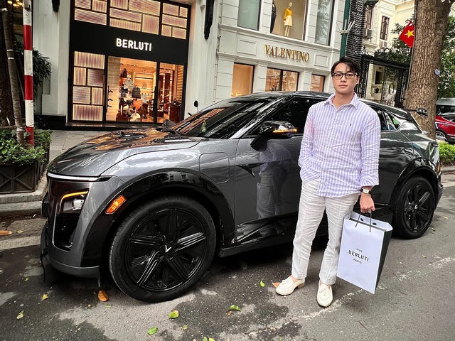 Chủ tiệm Âu phục mua cả VinFast VF 7 và VF 3: ‘Chọn xe như chọn suit, sẽ thêm VF 9 để đủ bộ sưu tập thời trang, thực dụng’ - Ảnh 1