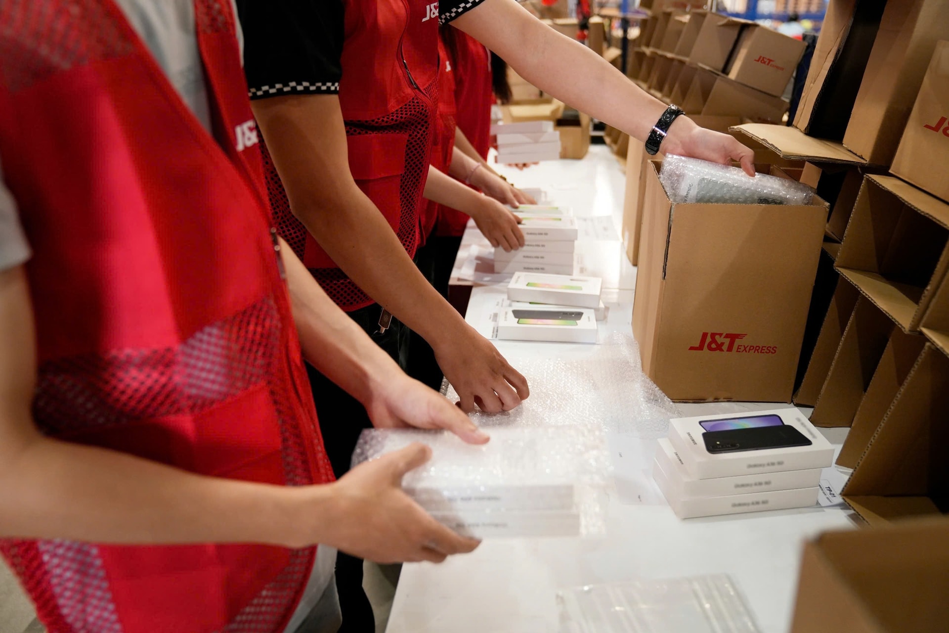 J&T Express trở thành đối tác vận chuyển các sản phẩm công nghệ cho Samsung Việt Nam - Ảnh 1