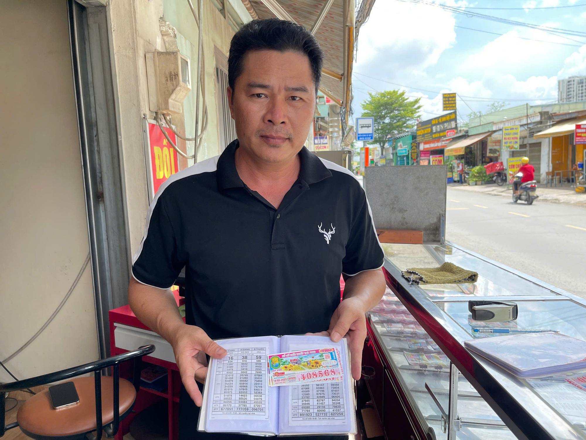 Người đàn ông gây "đau khổ" cho nhiều đại lý vé số ở TP HCM - Ảnh 1