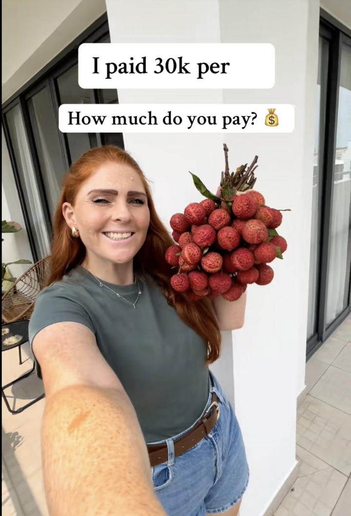 Sốt clip cô gái Tây cười tít khoe chùm vải ngon mua với giá 30 nghìn đồng/kg - Ảnh 1