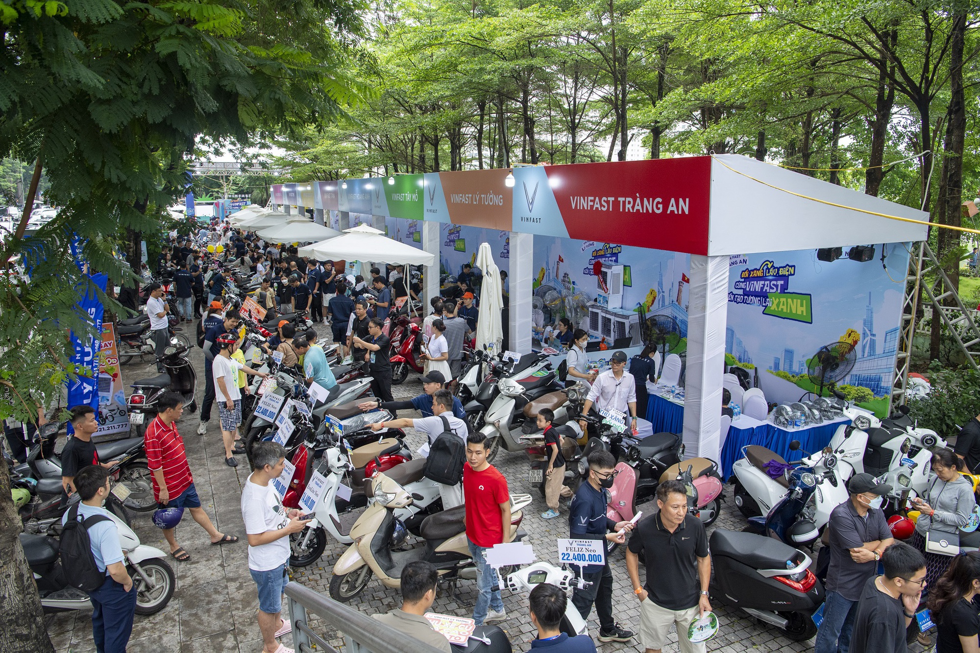 Mỗi giờ có 35 người Hà Nội mua xe máy điện VinFast, đẩy 600 xe xăng ra khỏi Thủ đô chỉ trong 2 ngày - Ảnh 1