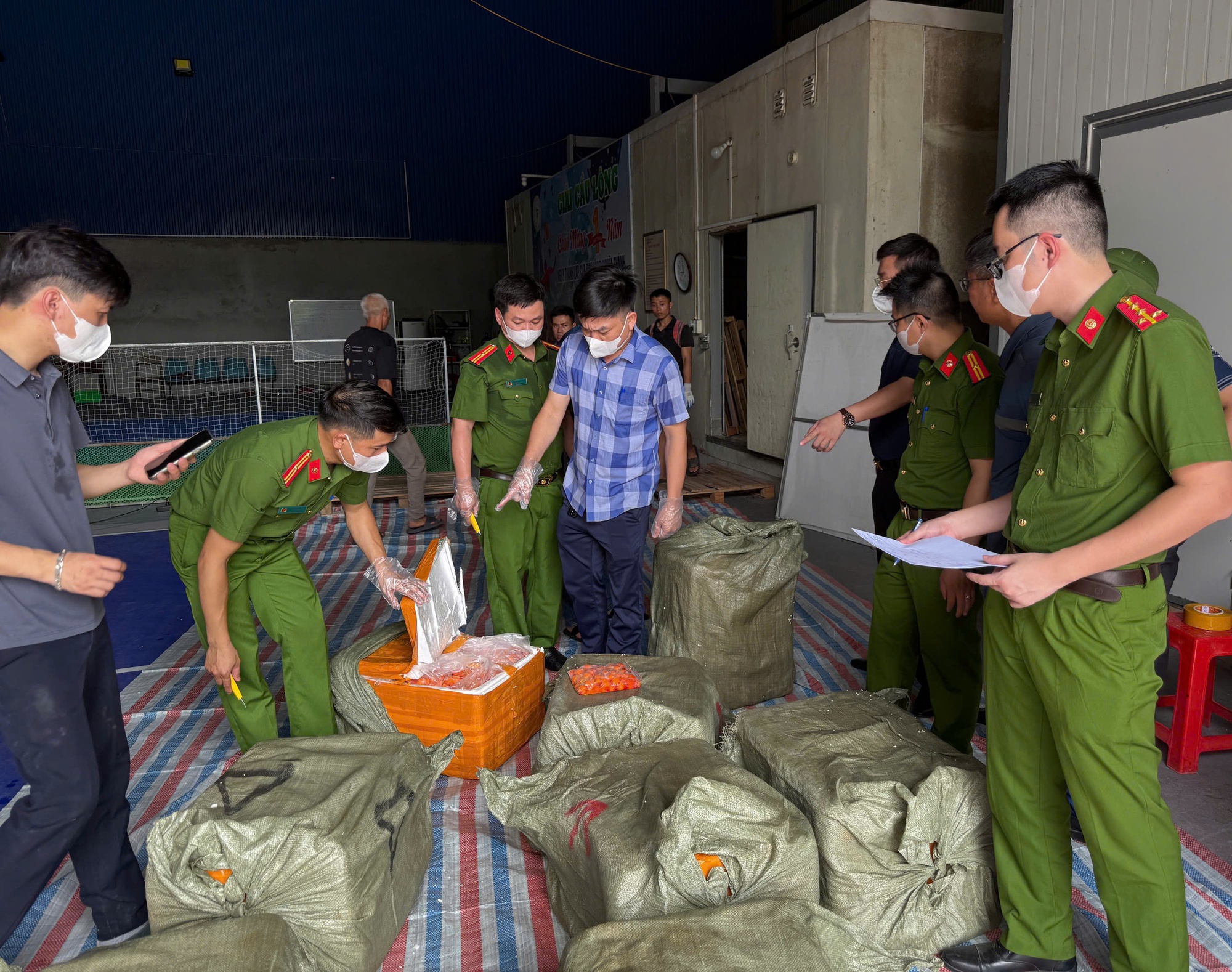 Bắt xe container chở 20 tấn lòng heo, dồi sụn, thịt... không rõ nguồn gốc - Ảnh 2